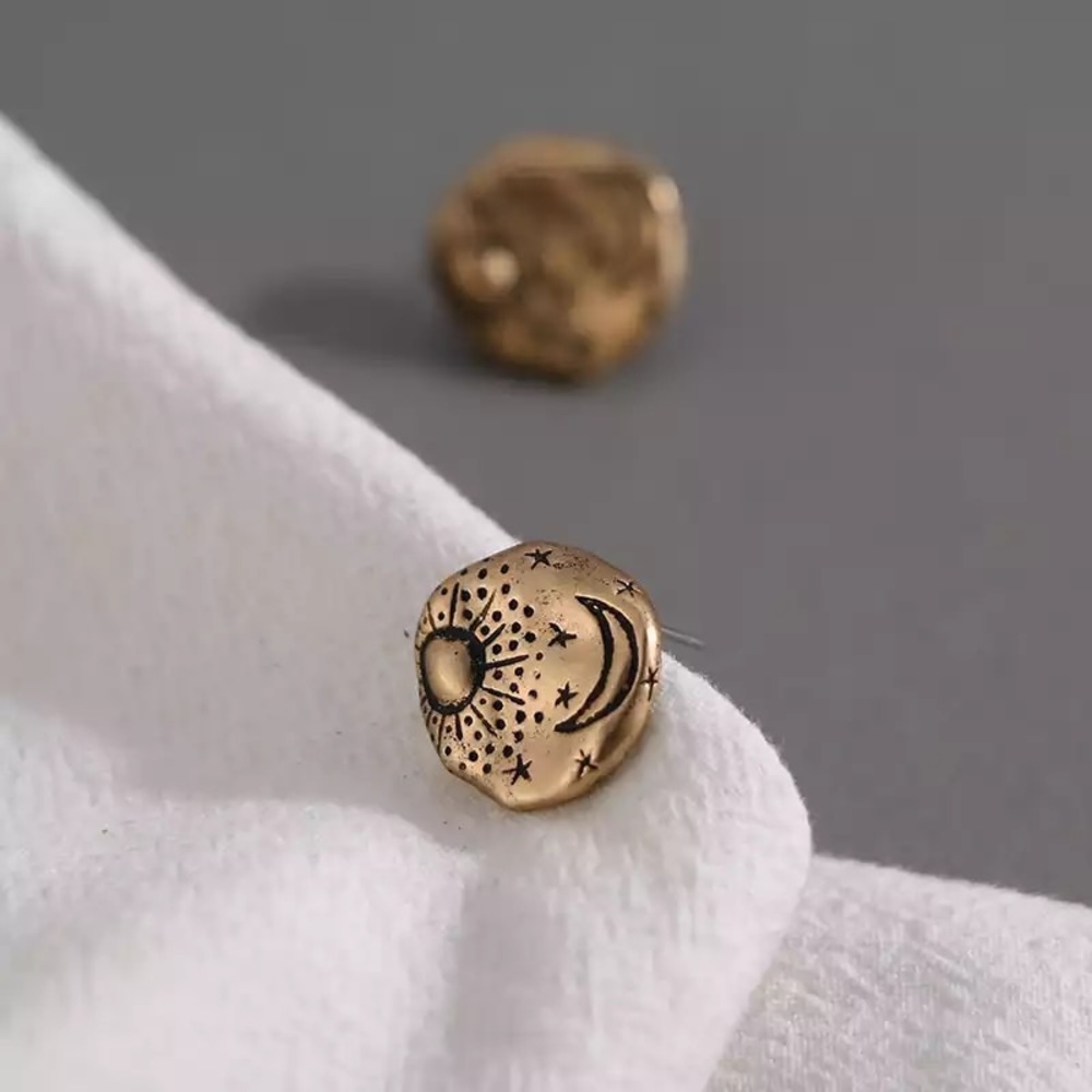 Vintage Gold Stud Earrings - Picture 5 of 5